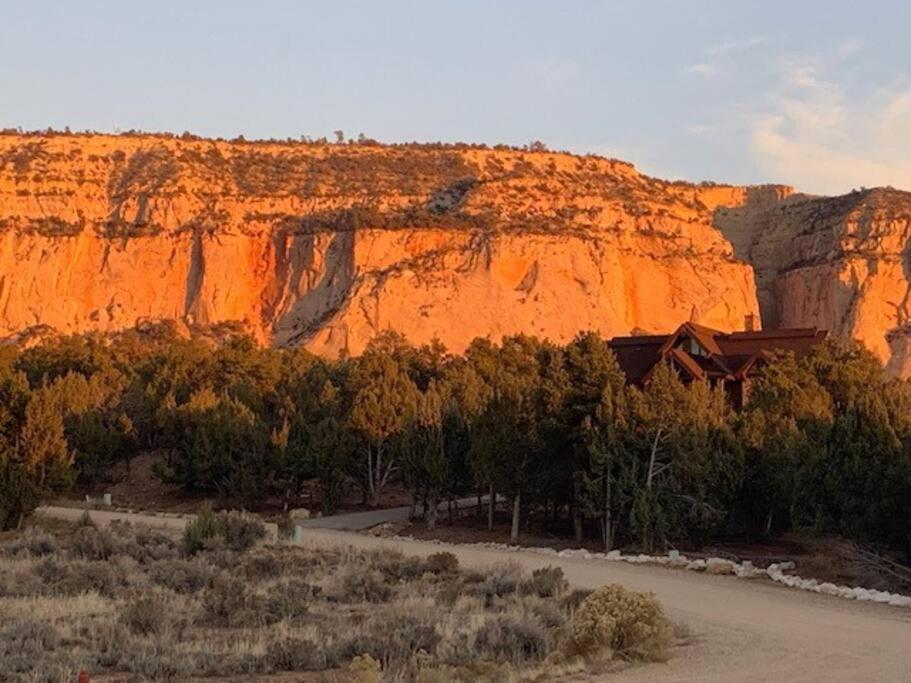 Painted Cliffs-Hot Tub, Amazing Views Between Zion And Bryce Villa Orderville Exterior photo